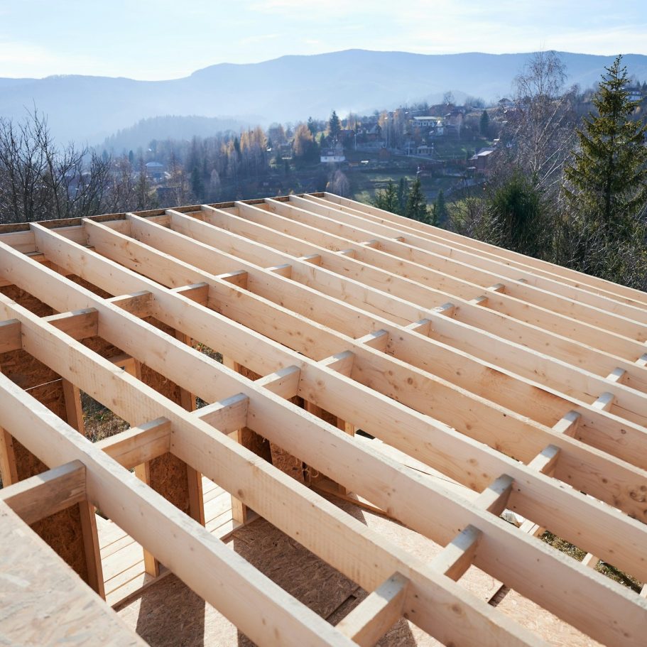 Dachstuhl aus Holz im Rohbau