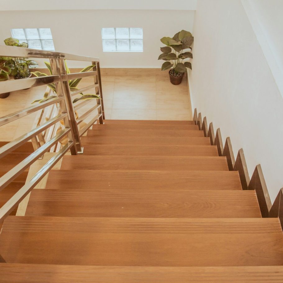 Holztreppe im Innenraum